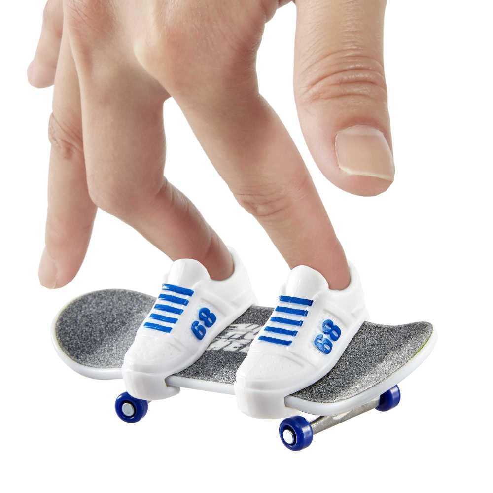 Amazon.com: Hot Wheels Skate Board 6 Shoe 2 DC 6 Toy Vehicle
